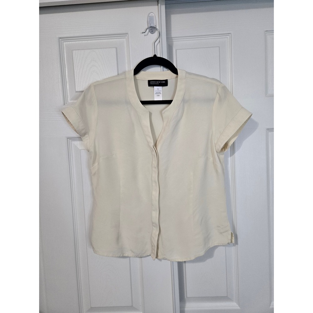 Jones New York Collection Cream 100% Silk Short Sleeve Split Neck Blouse Top 12